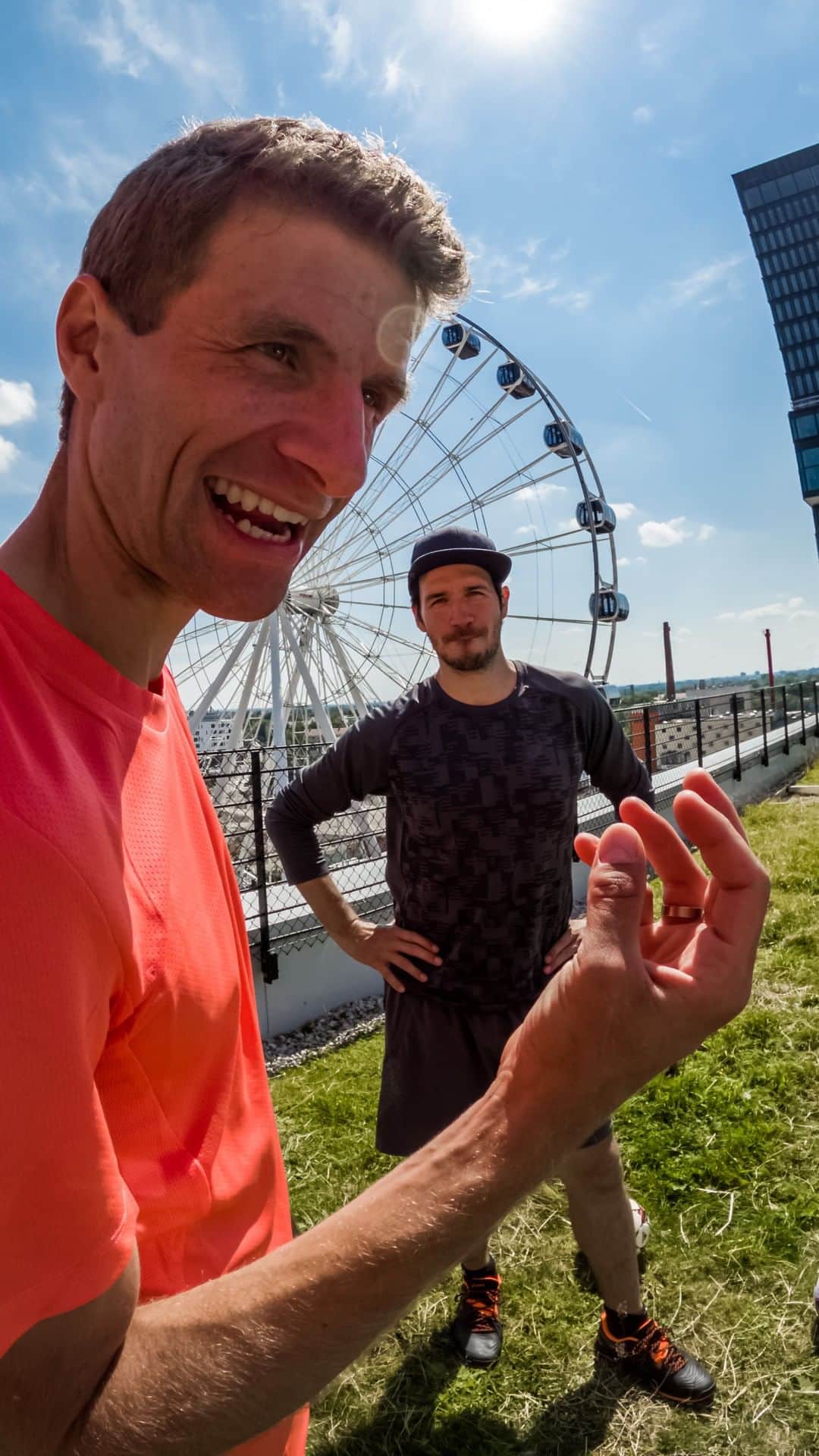 トーマス・ミュラーのインスタグラム：「Wie jeder weiß, habe ich ein großes Herz für Pferde. Deshalb haben sich Felix Neureuther und ich für die Kinder Bewegungsübungen aus dem Reitsport ausgedacht. Also Jungs und Mädchen, schaut`s rein und macht`s die Übungen gleich zu Hause nach. Viel Spaß!」