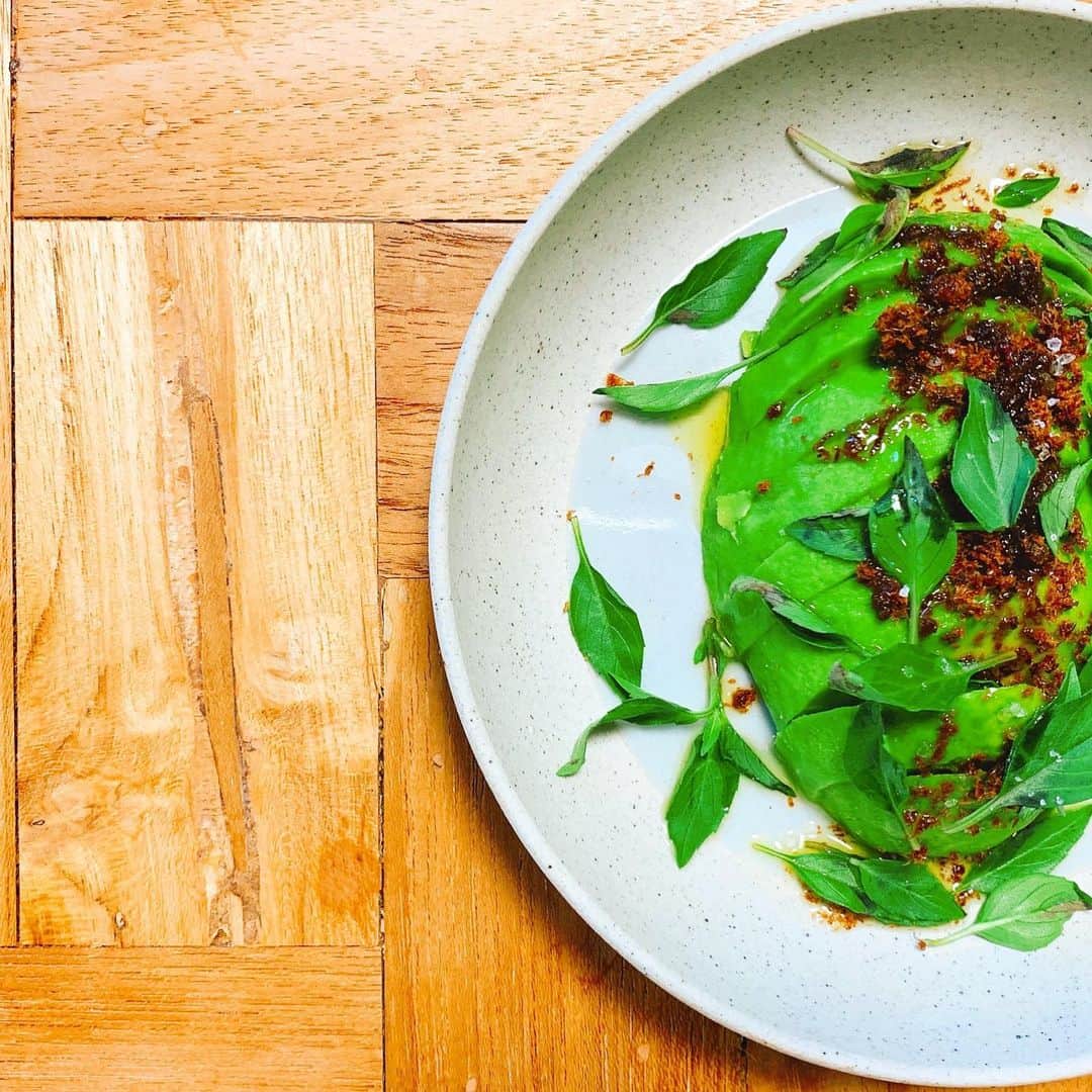 リサ のインスタグラム：「アボカドにかつお山椒とオリーブオイルとホーリーバジル🌿🥑  #food #foodpic #foodphoto #foodie #foodlover #instafood #foodism #foodaddict #foodies #foodoftheday #onthetable #りちゃこ食堂」