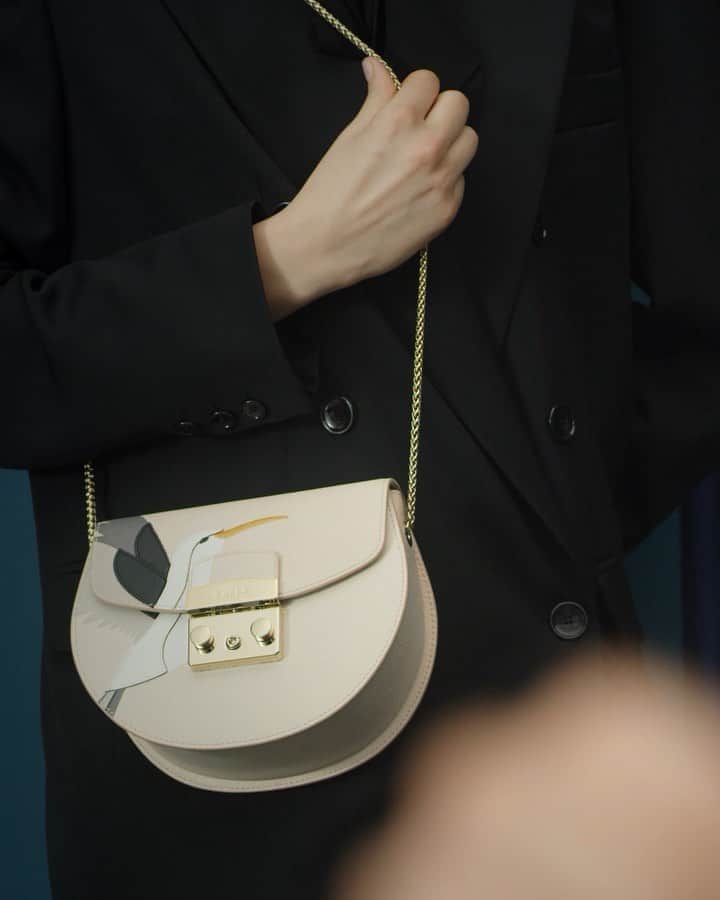 フルラのインスタグラム：「The Fall Winter 2020 campaign is a blend of romance and Italian style: chasing love and the Furla Metropolis.  Creative Direction: Magnus Berger & Tenzin Wild @thelast_universe Photographer Director: @giampaolosgura Stylist: @sissy.vian Hair Stylist: @francogobbi1 Make up: @cosettagiorgetti  #thefurlasociety #furlafeeling #newcollection #furla #accessories #fashion」