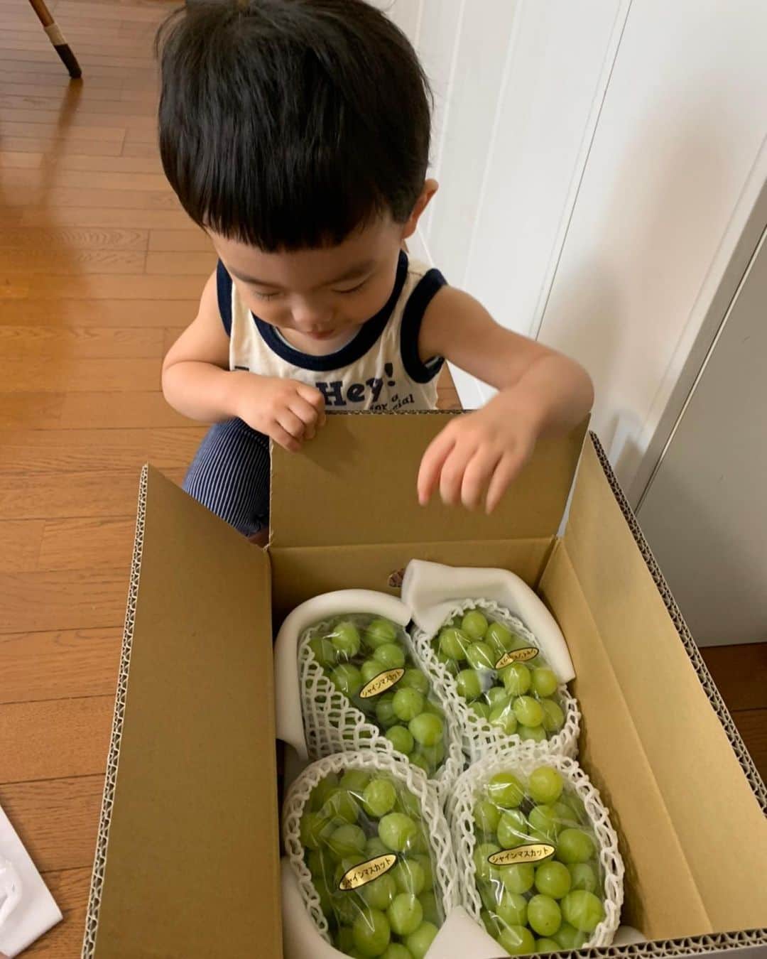 百千糸のインスタグラム：「シャインマスカット様❤️  昨年は息子に皮をむいて小さく切って食べさせていたけれど、今は丸々一個を頬張ってます^ - ^」