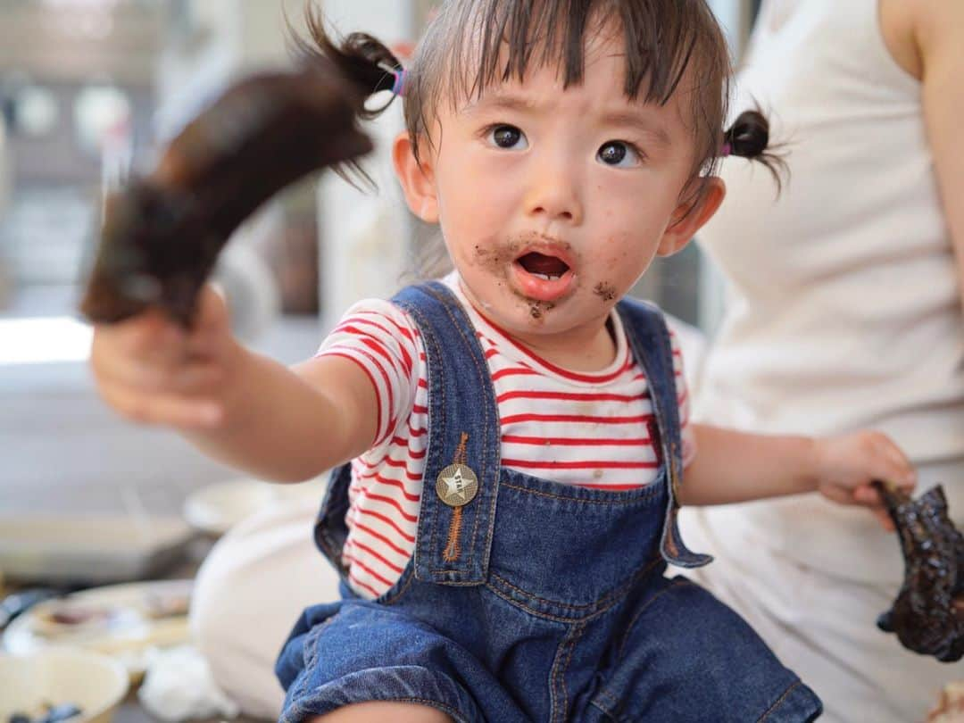 加藤千暁さんのインスタグラム写真 - (加藤千暁Instagram)「夏の終わりにバーベキューできた〜🍖 今日の暑さは異常だったと思う、、37度、、いやもっとあったんじゃないかと思うくらい暑かった😂 さくらとなんさんはずぶ濡れになりながらだけど笑笑　楽しかった🤍 #bbq#夏の終わり#思い出#さくらが牛タンに食らいついてて驚き桃の木#雰囲気でなんでも食べるタイプかな#プールが熱で歪んでポパイみたいになってた笑#そして熱で穴開いて壊れた#まだ暑いのにどーするんだか#楽しかった」8月30日 19時22分 - chiaki525