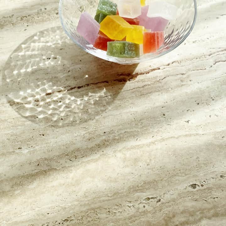 雪嶋桃葉のインスタグラム：「音も涼しい〜見た目も涼しい〜 夏だ〜 宝石のようなお菓子と透明の器と陽の光が最高に夏を感じさせる〜 思わず動画撮ってしまったよ〜 ふぉ〜夏〜って今年何回くらいなりましたか？ 雪嶋は、多分5回くらい！多いのか少ないのかな〜 今年にしか感じられない、今年の夏を音や空気で楽しみましょうね🥚✌︎」