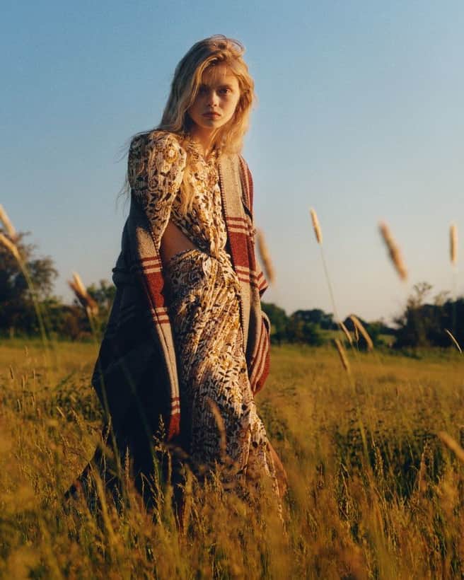 のインスタグラム：「The epitome of summertime elegance.⁣ Check out the #ETROFW20 collection on @evieharris02 for @wsjmag.⁣ #ETRO⁣ Photos @eddiewrey⁠」