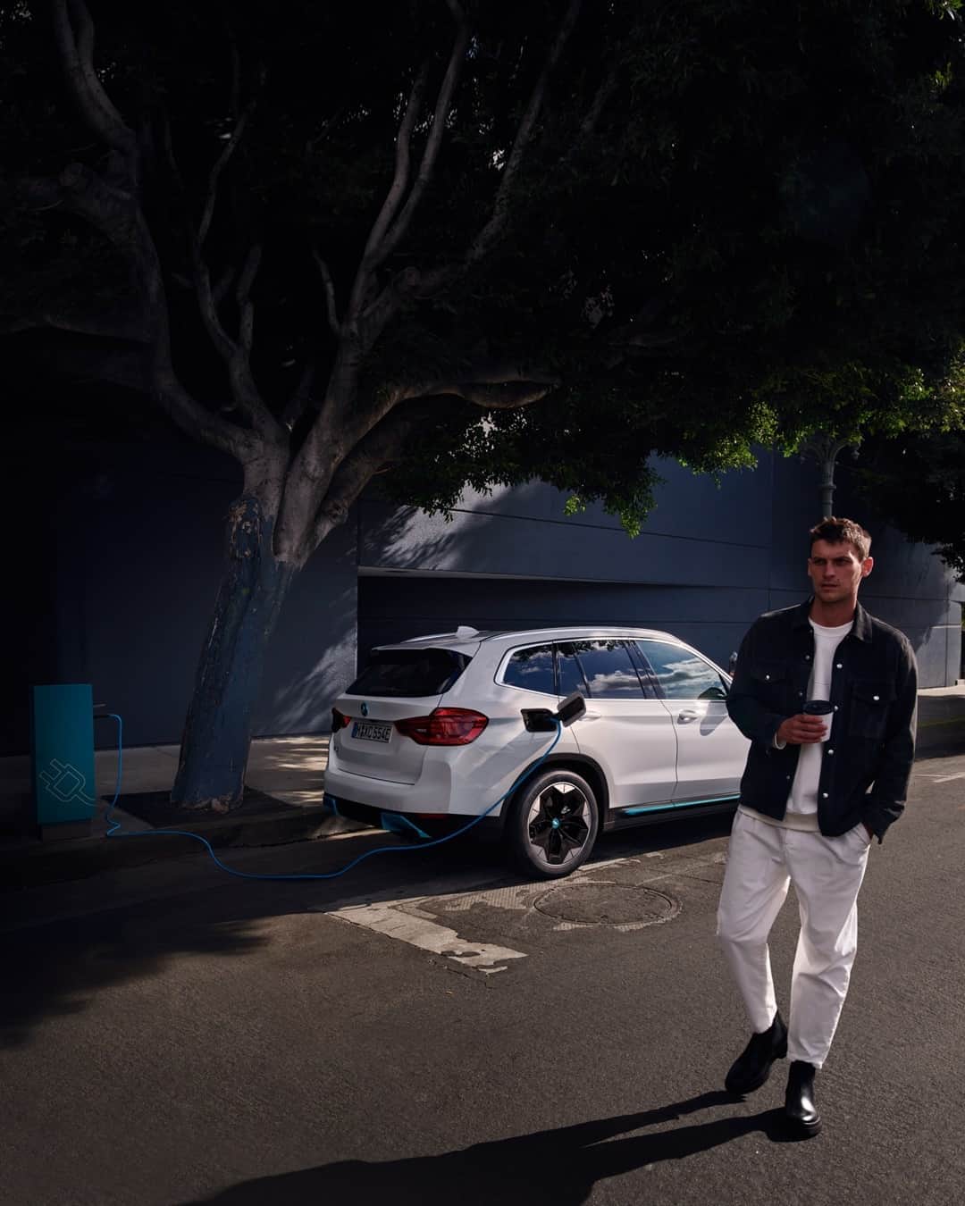 BMWのインスタグラム：「Get a coffee and fuel up. The first-ever BMW iX3 replenishes its battery from 0 to 80% in just 34 minutes (using 150 kW charger). #THEiX3 #BMWi #BornElectric @BMWi  __ BMW iX3: Energy consumption in kWh/100 km (combined): 17.8–17.5. CO2 emissions in g/km (combined): 0. Further information: www.bmw.com/disclaimer.」