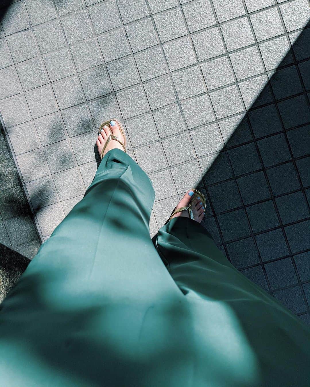 Shiho Sasakiのインスタグラム：「長袖はとてもまだ着れないけど ボトムスなら秋を先取りしやすい🍁 深いGreenだから意外と抵抗なく履けます🐸 形も今季いちおしのフレアシルエットだよ👖 #MOUSSY#MOUSSYSNAP」