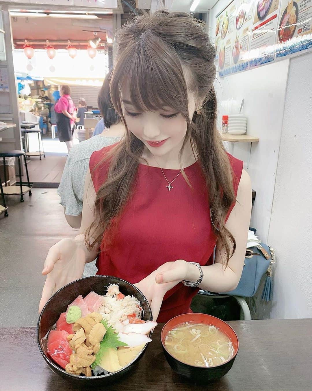 優月美羽さんのインスタグラム写真 - (優月美羽Instagram)「築地でご飯🍣 海鮮全然食べてなくて久々すぎた😆💓美味しすぎたーーー！ 大トロ･中トロ･ウニ･タラバ にしたよ❤  今度はお寿司食べたい❤  #築地グルメ #築地ランチ #築地海鮮丼 #築地食べ歩き #築地市場 #お寿司 #海鮮丼ランチ #海鮮好き #築地で海鮮丼」8月30日 19時34分 - miu.yuzuki