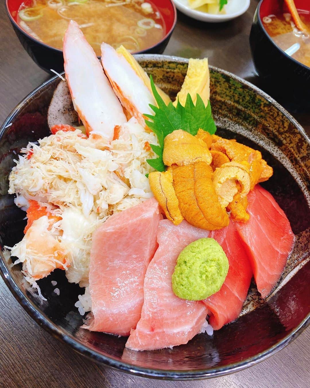 優月美羽さんのインスタグラム写真 - (優月美羽Instagram)「築地でご飯🍣 海鮮全然食べてなくて久々すぎた😆💓美味しすぎたーーー！ 大トロ･中トロ･ウニ･タラバ にしたよ❤  今度はお寿司食べたい❤  #築地グルメ #築地ランチ #築地海鮮丼 #築地食べ歩き #築地市場 #お寿司 #海鮮丼ランチ #海鮮好き #築地で海鮮丼」8月30日 19時34分 - miu.yuzuki