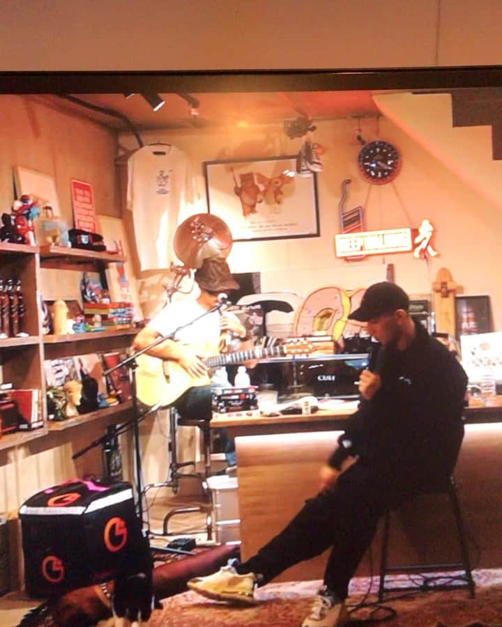 AKLOのインスタグラム：「ICM MUSIC / DOG HOUSE STUDIO  Live on YouTube.  アコギとラップのスタイルでやらせて頂きました！もちろんギターはAKLOと空の空くん　( @tepe203 ) Go check @inspirationcultmedia」