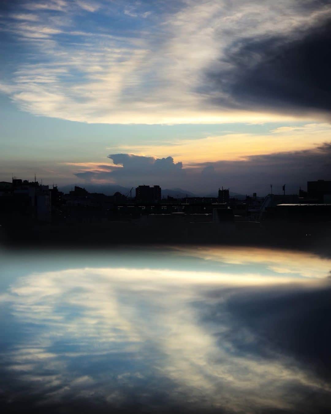大杉隼平さんのインスタグラム写真 - (大杉隼平Instagram)「東京の夕暮れ。  新たな仕事。新たな出会い。これからの時間を考え、今できることを積み重ね続けたい。  #写真 #空 #かなとこ雲 #ライカ #夕暮れ  #大杉隼平 #photo #photography #sky #tokyo #leica #shumpeiohsugi #shumpeiohsugi_photographer」8月30日 19時39分 - shumpeiohsugi_photographer