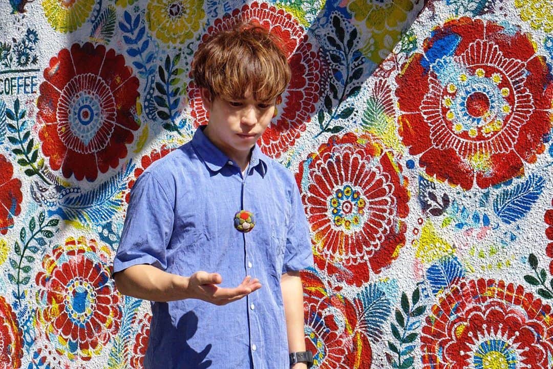 石田太志のインスタグラム：「Flowers. ･ #footbag #taishiishida #freestyle #soccer #follow #worldchampion #performance #performer #instagramer #hackysack #wallart #jiyugaoka #art #portrait」