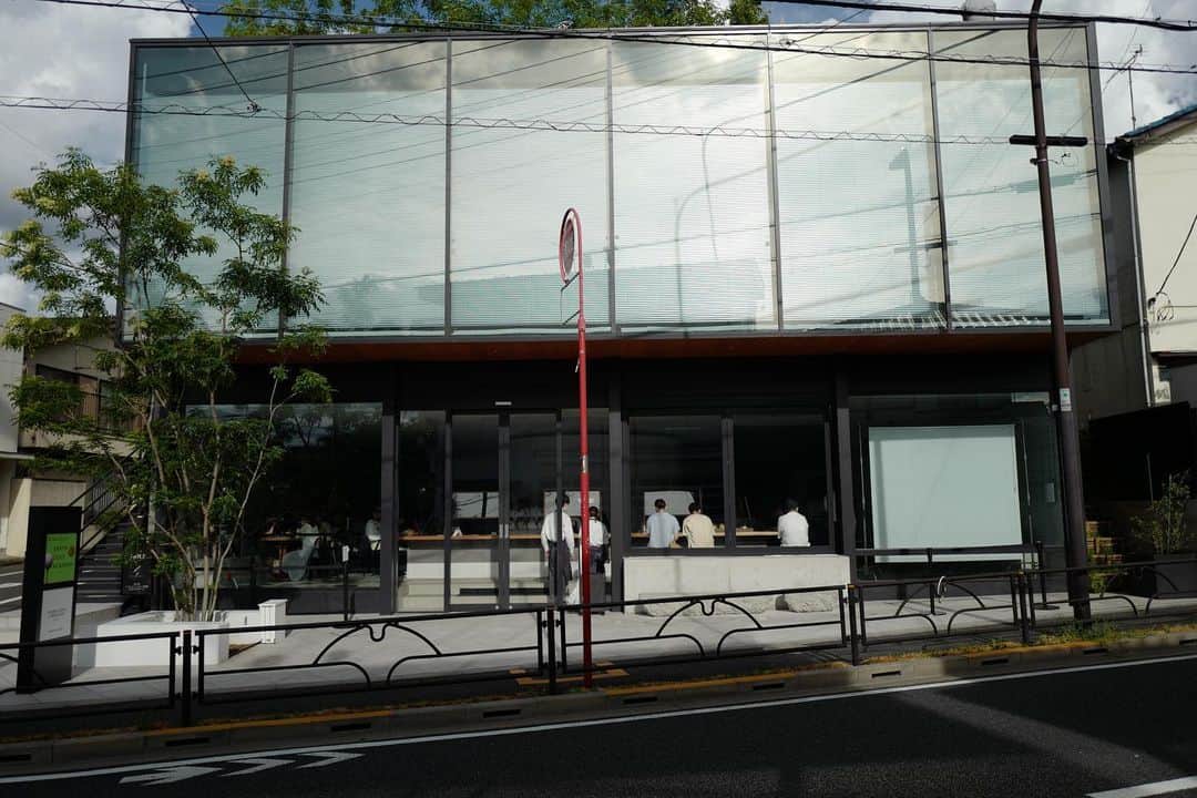 石井輝明さんのインスタグラム写真 - (石井輝明Instagram)「桜新町。 ここのところはカフェに行く時間がない。 明日も明後日も行けそうにない。 喉が渇いたでしかし。  #ogawacoffeelaboratory #cafe #coffee #カフェ #東京カフェ #桜新町カフェ #カフェ芸人 #もうすぐ8月も終わる #あっという間だな #9月もあっという間だろうな #10月も #今年も #来年も #あっという間よな」8月30日 19時50分 - comandanteishii