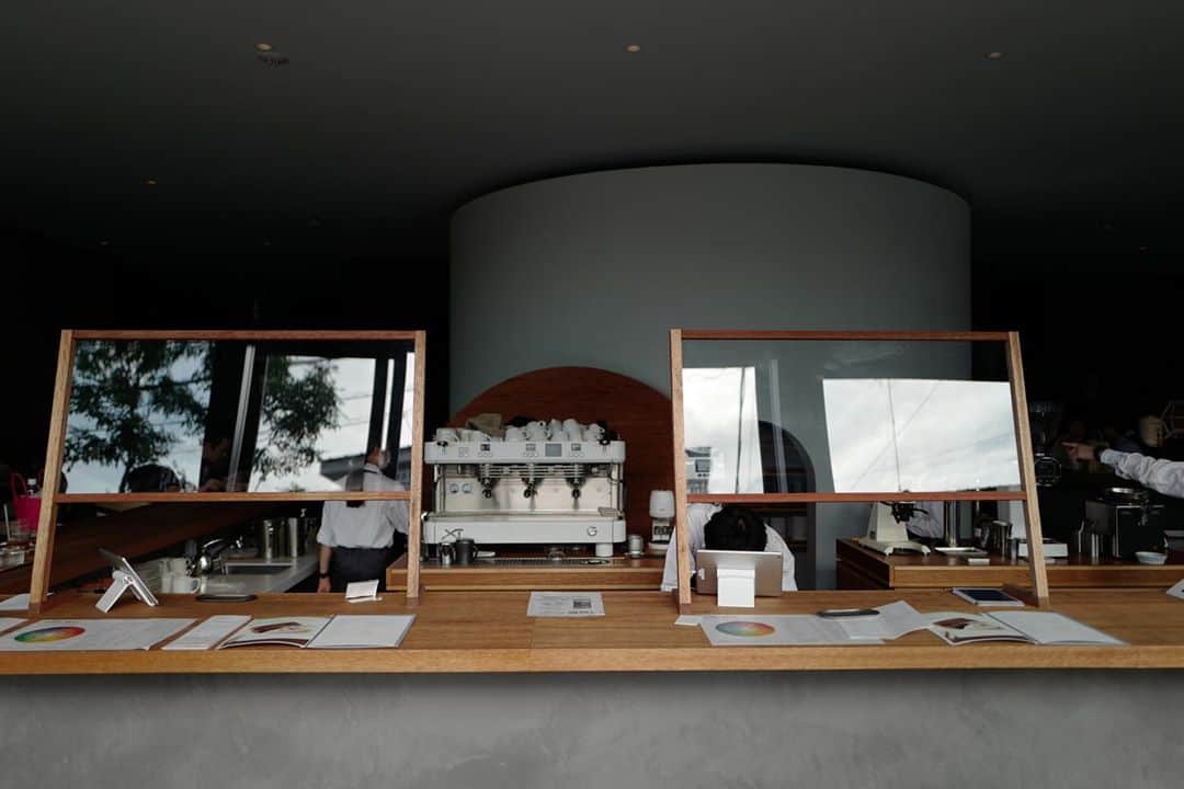 石井輝明さんのインスタグラム写真 - (石井輝明Instagram)「桜新町。 ここのところはカフェに行く時間がない。 明日も明後日も行けそうにない。 喉が渇いたでしかし。  #ogawacoffeelaboratory #cafe #coffee #カフェ #東京カフェ #桜新町カフェ #カフェ芸人 #もうすぐ8月も終わる #あっという間だな #9月もあっという間だろうな #10月も #今年も #来年も #あっという間よな」8月30日 19時50分 - comandanteishii