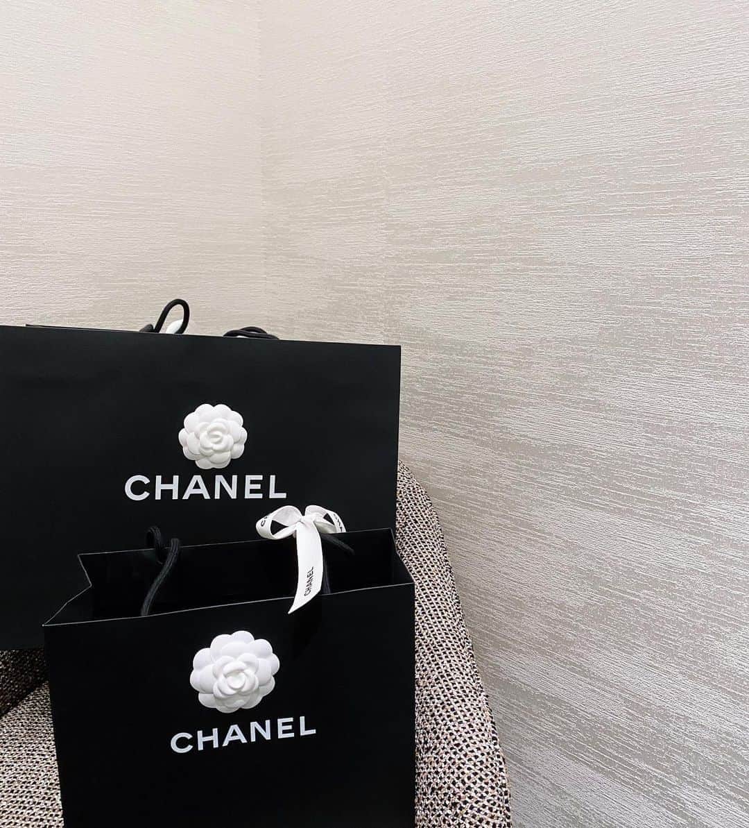 RIKAのインスタグラム：「👜👡 🖤▪️◼️♠️」