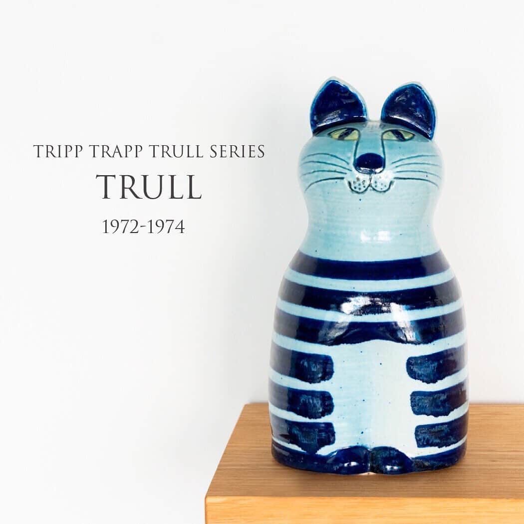 リサラーソンさんのインスタグラム写真 - (リサラーソンInstagram)「"トロルの3兄弟"⁠ ⁠ ⁠Tripp Trapp Trullシリーズの3種類の中で1番大きなサイズです。Trippが1番小さいネコ、Trappが次に大きなネコ、Trullが1番大きなネコ。1968年にデザインされ、1972年-1974年の3年間だけ製造されたとても希少なシリーズです。大きくなるごとに生産数が少なくなっているとのこと。Trullを買うなら今がチャンス！⁠ ⁠ ただ今Trapp（オレンジのMサイズ）とTrull（ブルーのLサイズ）が各1点ずつ在庫がございます。⁠ ⁠ Trull（L）：W13.5×H27×D13 (cm)⁠ Trapp（M）：W8.5×H17.5×D7.5 (cm)  ================⁠⠀⁠⠀⁠⠀ トンカチストアはプロフィールのリンクよりご覧いただけます。⁠⠀⁠⠀⁠⠀ ⁠ →@lisalarsonjp⁠⠀⁠⠀ ⁠⠀⁠⠀ ➡️TONKACHI STOREでもリサ・ラーソンの情報をお届けしております。⁠⠀⁠⠀ ぜひフォローしてくださいね。⁠⠀⁠⠀ →@tonkachi_store⁠⠀  #lisalarson #リサラーソン #sweden #スウェーデン #陶器 #北欧 #北欧インテリア #北欧雑貨 #北欧ライフスタイル #陶芸家 #作品 #ヴィンテージ #collectorsitem #レア #TrippTrappTrull #Tripp #Trapp #Trull」8月30日 19時44分 - lisalarsonjp