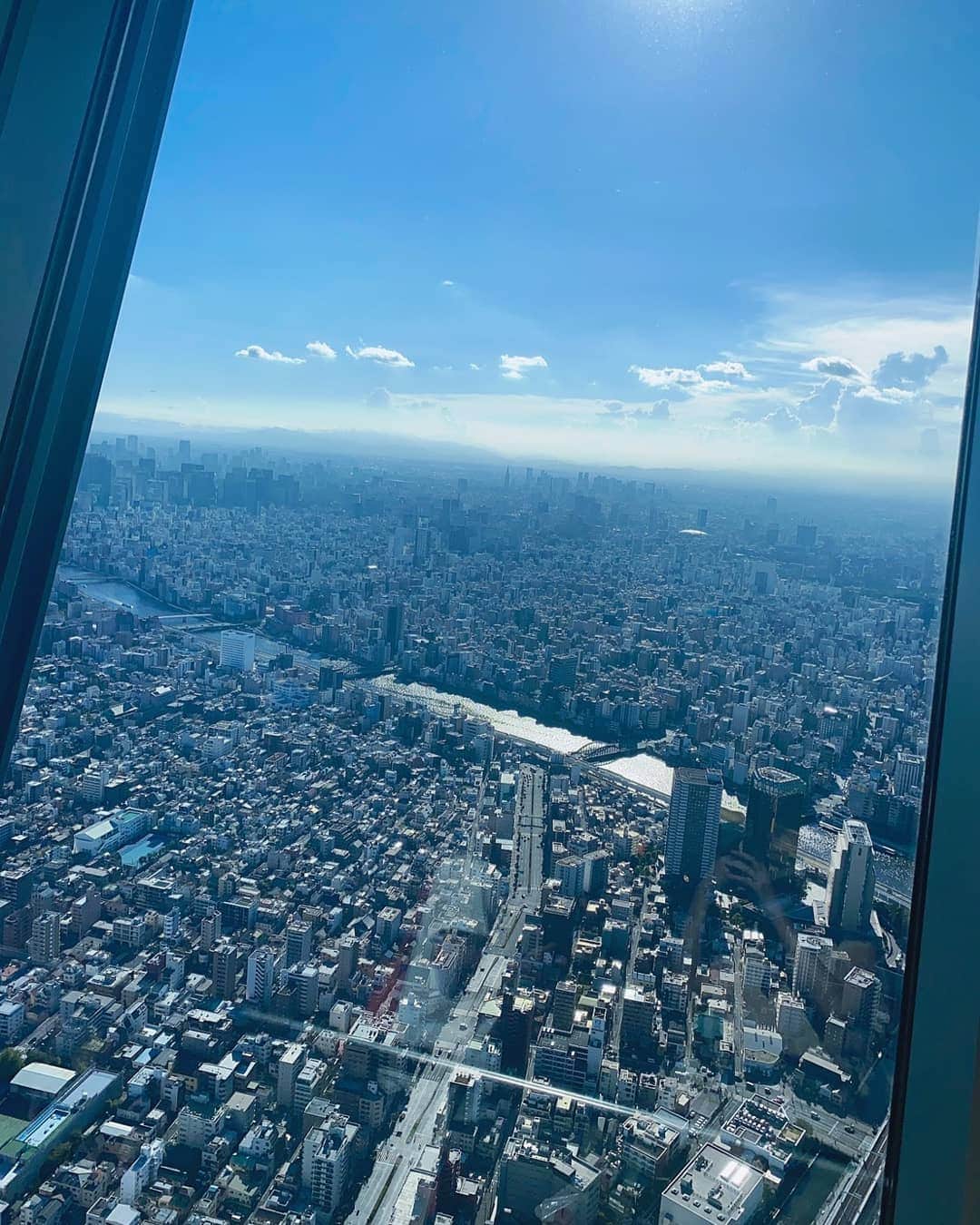 DJ DAIKI（若林大輝）さんのインスタグラム写真 - (DJ DAIKI（若林大輝）Instagram)「Tokyo sightseeing🇯🇵 Asakusa👘&Skytree✨ . 日本史散歩🚶 浅草久しぶりに来たけど 雰囲気良き😎 . スカイツリーも前に来た時は 曇でビューがあまり良くなかったけど 今日は最高だった🙌 . 家から30分以内で 気軽にサクッと行けて 楽しいところ探しの旅🕵 . #ニューノーマル #マイクロツーリズム #夏もあと少し #asakusa #kaminarimon #skytree #tokyo #sightseeing」8月30日 19時45分 - daiki.wakabayashi
