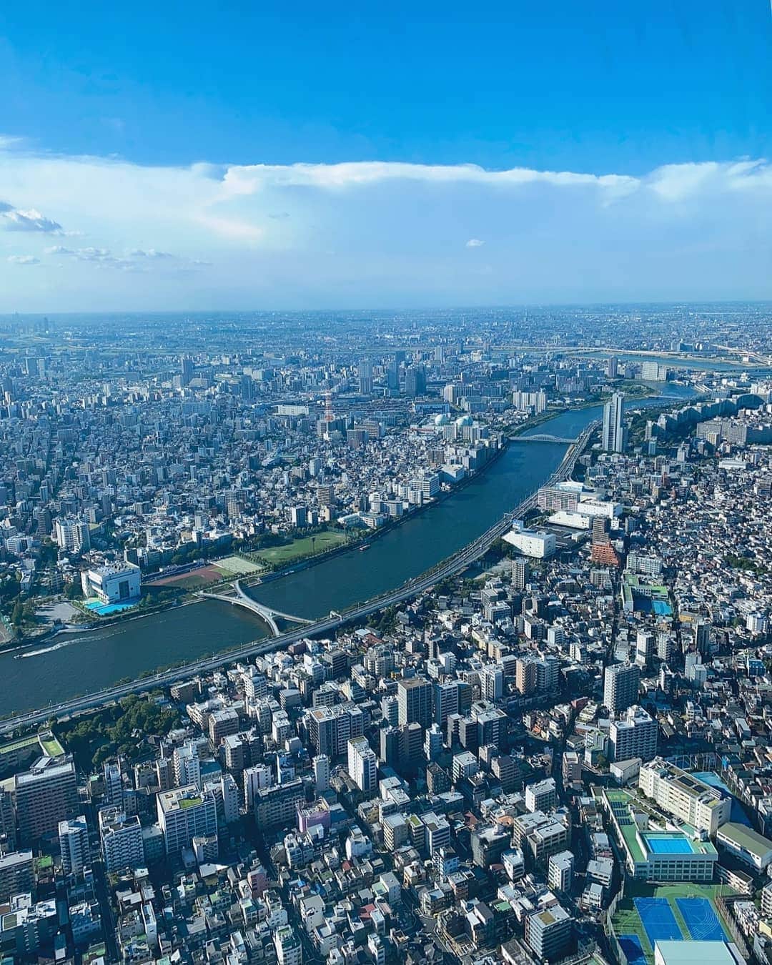 DJ DAIKI（若林大輝）さんのインスタグラム写真 - (DJ DAIKI（若林大輝）Instagram)「Tokyo sightseeing🇯🇵 Asakusa👘&Skytree✨ . 日本史散歩🚶 浅草久しぶりに来たけど 雰囲気良き😎 . スカイツリーも前に来た時は 曇でビューがあまり良くなかったけど 今日は最高だった🙌 . 家から30分以内で 気軽にサクッと行けて 楽しいところ探しの旅🕵 . #ニューノーマル #マイクロツーリズム #夏もあと少し #asakusa #kaminarimon #skytree #tokyo #sightseeing」8月30日 19時45分 - daiki.wakabayashi