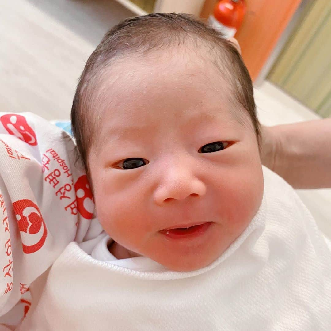 グンミ さんのインスタグラム写真 - (グンミ Instagram)「예정일 보다 13일이나 먼저 태어난 울애기, 건강하게 태어나줘서 고마워💛👶🏻💛#생후8일#도치맘#깜짝이사랑해」8月30日 19時45分 - g.mi