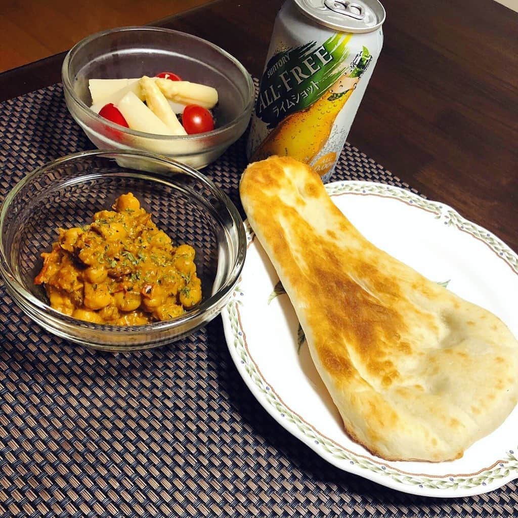 のインスタグラム：「#おうちごはん #夕御飯 #ゆうごはん  今夜はひよこ豆のカレー。 スーパーで売ってたナンはトースターでカリカリもっちり！ 今週もお疲れ様でした🥂 #カレー #おうちカレー #ひよこ豆のカレー」