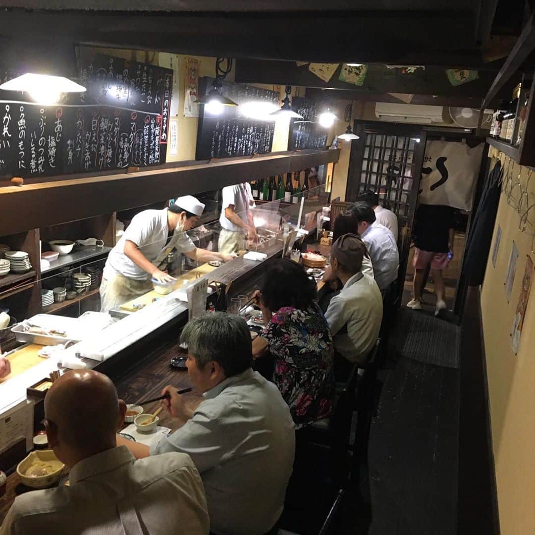 増山敬子さんのインスタグラム写真 - (増山敬子Instagram)「金沢へ来たら是非こちらへ っと、 @kanazawa.tabi_ne さんが絶賛する地魚、地酒が食べれる#くろ屋 どれも美味しすぎてしっかり食べ過ぎで太って帰宅してきました😂 ちなみにこちらは#旅音 さんから徒歩30秒ほど。いつも地元の方達で賑わっている店内。私も金沢にまた行ったらまた食べに絶対に行きたいな😋 とにかくご飯屋さんのハズレが本当にない！どこも美味しいけど、やっぱり地元の方に聞くのが一番！是非旅音に訪れてなんでも聞いてみてね😚🍶 * #石川県グルメ」8月30日 19時51分 - keikomasuyama