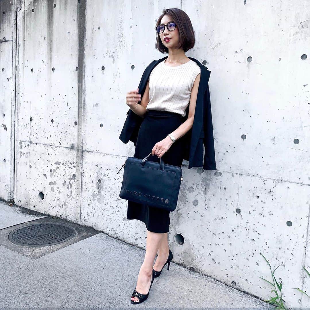 松枝明葉さんのインスタグラム写真 - (松枝明葉Instagram)「最近ネットで起業やら副業関連のニュース記事をよく目にするけど「結構簡単に書くよな〜」ってのが私の感想。 .  . . 簡単に「あなたでもできる」という感じで書かないと . 集客できないから そんなふうに書いてるというのも あると思うし、 . そうしてるのもわかります。 . . 私もフリーランススタート時、 そんな感じでブログ発信してましたから . よーくよーくわかります。 . . . 必死だったからそんな発信してたし、 . 実際に自分がやってきたことだから 「SNSをビジネスで使うなんて誰だってやればできるし難しくない‼️」というのもわかってるから ↑ 本気でそう思ってる。 . . 「あなたでもできる！」 という感じで ふわっとゆる〜くかけちゃうんだよね。 . . でもね . そんな簡単じゃあないですよ  (ヾﾉ･∀･`)ﾅｲﾅｲ . . . 今も来月からあるプロジェクトで 「●億売らなきゃなー」みたいな話が 出てくるたびにプレッシャーで胃が痛いしね😂 . . やってきたこと 自信があること 自分流で開発したモノやコト . あとは . 清水の舞台から飛び降りていっぺん死ぬくらいの覚悟とやる気がいるのかな？ . それがあれば起業も副業もなんでもできちゃうと思うんですよね。 . . 働き方が多様化してますけど、 どんなことでも 生きていれば何かしら壁にぶち当たりますから . 起業も副業もそれと同じで ぶち当たっても壊してやる！くらいの 気持ちを持って始めてほしいですね。 . . スタート時の話とか ブログ書き始めようかな🙄 . . あ、ジャケットはユニクロのです。 最近暑いから手に持つ機会多いけど シワにならないし使いやすい✨✨ #uvカットジャージージャケット  冬のジャケットもそろそろほしい . . . #なめんなよ #コーディネート #ママコーデ #olコーデ #ジャケットコーデ #ジャケットスタイル #お仕事コーデ #ママ社長 #シンプル #スカートコーデ #黒 #黒が好き #起業女子 #インスタマーケティング #マーケティング #インスタの先生やってます #アラフォー #眼鏡女子 #だてめがね #ユニクロきれいめ部 #起業ママ #ユニクロ #gu #プチプラコーデ #ボブ #タンバルモリ #オフィスカジュアル」8月30日 19時47分 - matsu.aki803
