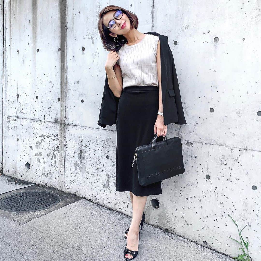 松枝明葉さんのインスタグラム写真 - (松枝明葉Instagram)「最近ネットで起業やら副業関連のニュース記事をよく目にするけど「結構簡単に書くよな〜」ってのが私の感想。 .  . . 簡単に「あなたでもできる」という感じで書かないと . 集客できないから そんなふうに書いてるというのも あると思うし、 . そうしてるのもわかります。 . . 私もフリーランススタート時、 そんな感じでブログ発信してましたから . よーくよーくわかります。 . . . 必死だったからそんな発信してたし、 . 実際に自分がやってきたことだから 「SNSをビジネスで使うなんて誰だってやればできるし難しくない‼️」というのもわかってるから ↑ 本気でそう思ってる。 . . 「あなたでもできる！」 という感じで ふわっとゆる〜くかけちゃうんだよね。 . . でもね . そんな簡単じゃあないですよ  (ヾﾉ･∀･`)ﾅｲﾅｲ . . . 今も来月からあるプロジェクトで 「●億売らなきゃなー」みたいな話が 出てくるたびにプレッシャーで胃が痛いしね😂 . . やってきたこと 自信があること 自分流で開発したモノやコト . あとは . 清水の舞台から飛び降りていっぺん死ぬくらいの覚悟とやる気がいるのかな？ . それがあれば起業も副業もなんでもできちゃうと思うんですよね。 . . 働き方が多様化してますけど、 どんなことでも 生きていれば何かしら壁にぶち当たりますから . 起業も副業もそれと同じで ぶち当たっても壊してやる！くらいの 気持ちを持って始めてほしいですね。 . . スタート時の話とか ブログ書き始めようかな🙄 . . あ、ジャケットはユニクロのです。 最近暑いから手に持つ機会多いけど シワにならないし使いやすい✨✨ #uvカットジャージージャケット  冬のジャケットもそろそろほしい . . . #なめんなよ #コーディネート #ママコーデ #olコーデ #ジャケットコーデ #ジャケットスタイル #お仕事コーデ #ママ社長 #シンプル #スカートコーデ #黒 #黒が好き #起業女子 #インスタマーケティング #マーケティング #インスタの先生やってます #アラフォー #眼鏡女子 #だてめがね #ユニクロきれいめ部 #起業ママ #ユニクロ #gu #プチプラコーデ #ボブ #タンバルモリ #オフィスカジュアル」8月30日 19時47分 - matsu.aki803