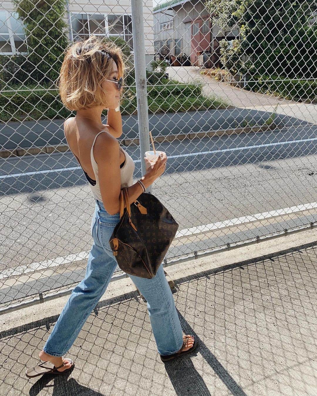 のインスタグラム：「. . まだまだ夏。 秋服なんて意識してらんないのが現実。笑 . . 今日もあっつかったー🌞 . . このdenimいつかの買ってあったけど 初めて履いた🤭💦 denimは細身の脚首見えるのが好きだけど やっと長めの可愛さにも気付いた😍！ ストレートも可愛いな🥺🤎 . . tops ⋆ @todayful_  pants ⋆ @moussyofficial  bag ⋆ #vintageluisvuitton  shoes ⋆ @tkees  . . #ootd#outfit#fashion#coordinate#today#code#コーデ#夏コーデ#大人カジュアル#カジュアルコーデ#シンプルコーデ#シンプル#休日コーデ#今日の服#ゆるコーデ#moussyデニム#moussyjeans#デニム#ビーサンコーデ#地元コーデ#海コーデ#オトナカジュアル」