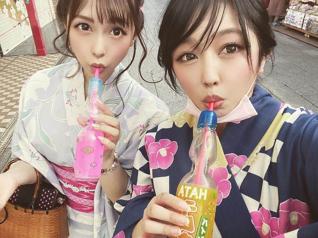 のインスタグラム：「パイナップル味🍍とピーチ味🍑  #ラムネ  #浅草 #浅草食べ歩き #浅草寺 #仲見世通り #浴衣 #浴衣ヘアアレンジ #浴衣女子 #アラサー女子 #アラサーメイク #屋台 #ビジョナビ #ビジョビ  #日本人 #japaneseculture #japanesefood #instafood #asakusa #blackhair #ネイビー #水色 #柄物コーデ #お揃いコーデ #女子会コーデ」