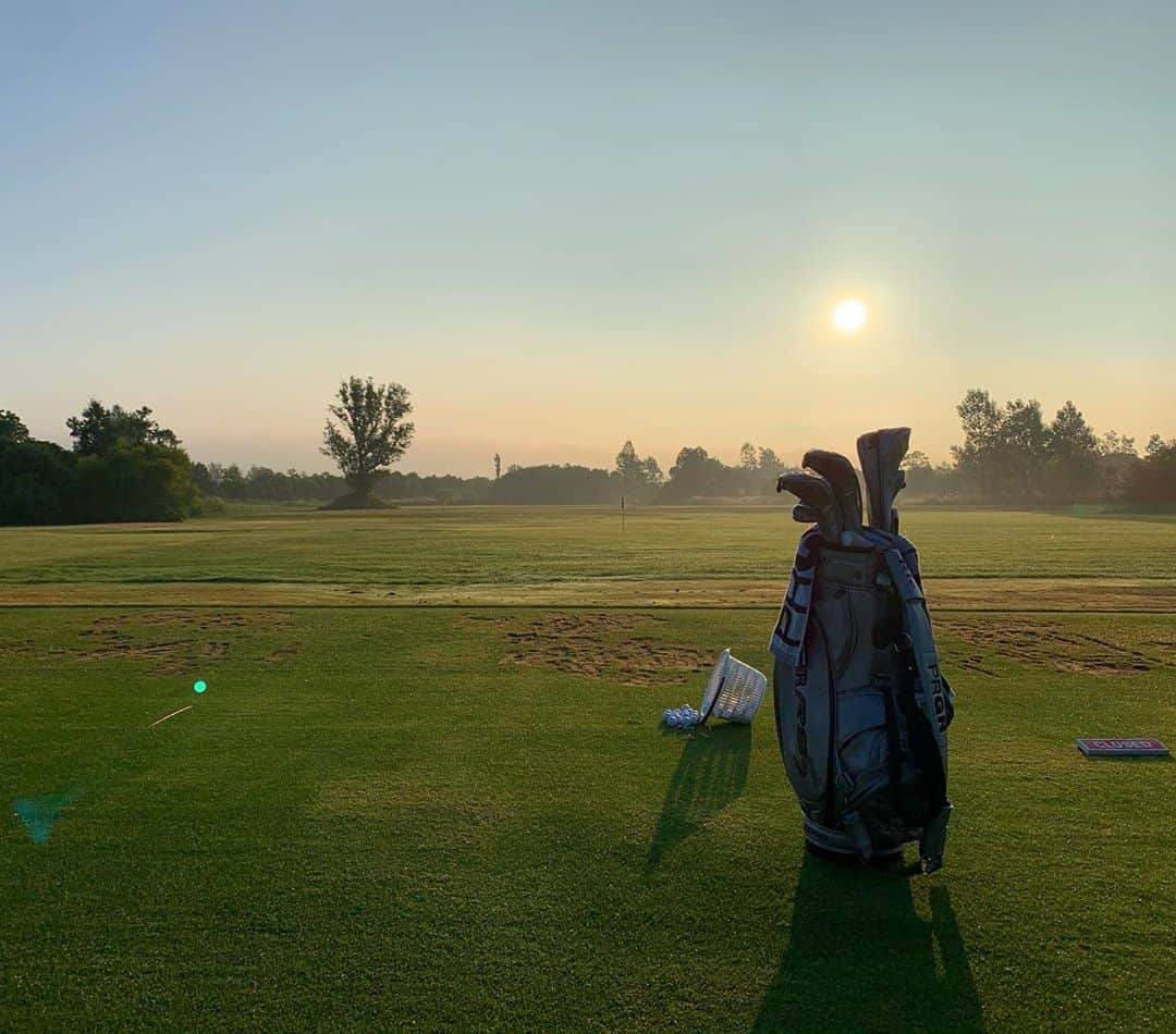 のインスタグラム：「ニトリレディースゴルフトーナメント⛳️ 今年も小樽カントリーはとても良いコンディションでした！！！！ ありがとうございました！！！！ 今年数少ない貴重な試合をこういう素晴らしいコースでプレーできて、 大会スポンサーのニトリさん、 コースを提供してくれている小樽カントリー倶楽部の皆さんには感謝しかないです。 . このあと出場できる試合も、皆さんに笑顔を届けられるように頑張ります‼️」