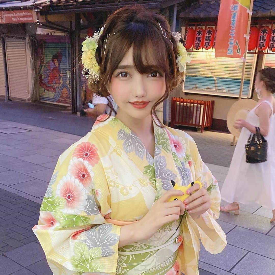 遠藤 玲奈 /endo renaのインスタグラム：「🐥🐥🐥🌼 あんまり皆が着てないけど可愛いのってなんだろーね？って話してて黄色にしてみました🐣⚡️ 買うならもう少し落ち着いた色だけど、 レンタルなら色々挑戦できて良さそうだよね🐣💛 . 9月後半の予約開始が9/1 0:00〜かららしいので、 気になる方はチェックしてみて下され✔︎🤍 0時ぴったり予約でも 当選倍率15倍とからしいのですが…🥺🙏🏻」