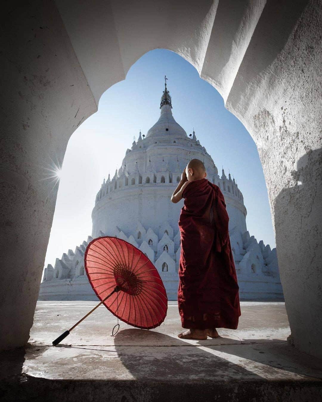 Discover Earthさんのインスタグラム写真 - (Discover EarthInstagram)「Do you prefer landscapes or human photography ?  "#hellofrom Mingun, Myanmar. Here's another shot from a calm day spent photographing monks along the Irrawaddy River. Though I typically shoot landscapes and cityscapes, I'm feeling inspired to pursue human interest photography. What's your favourite style of photography? 🇲🇲☂️" 🇲🇲 #discovermyanmar with @jordhammond  #myanmar #burma #humanity」8月30日 19時59分 - discoverearth