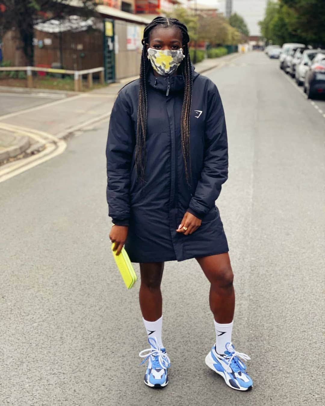 アシャ・フィリップのインスタグラム：「Keep your distance...Okurrrr😷⁣ ⁣ ⁣ ⁣ ⁣ ⁣ ⁣ 🦈 @gymshark // 🏃🏾‍♀️@pumawomen ⁣ ⁣ #StreetStyle #Gymshark #London #Puma #Mask」