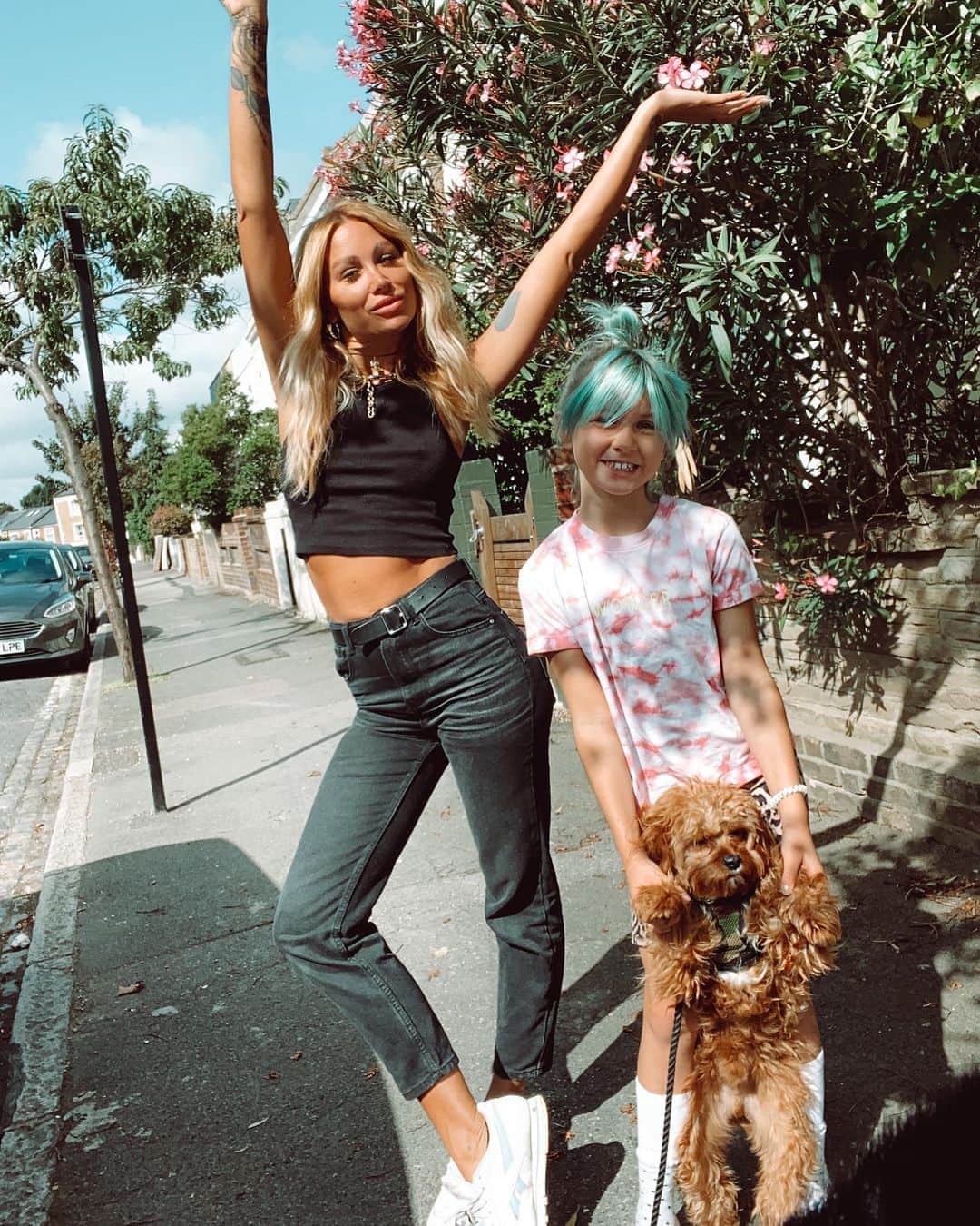 ルー・ティーズデールのインスタグラム：「Having a little blue-haired-skater-girl phase... we’ve all been there Lux 🦋」