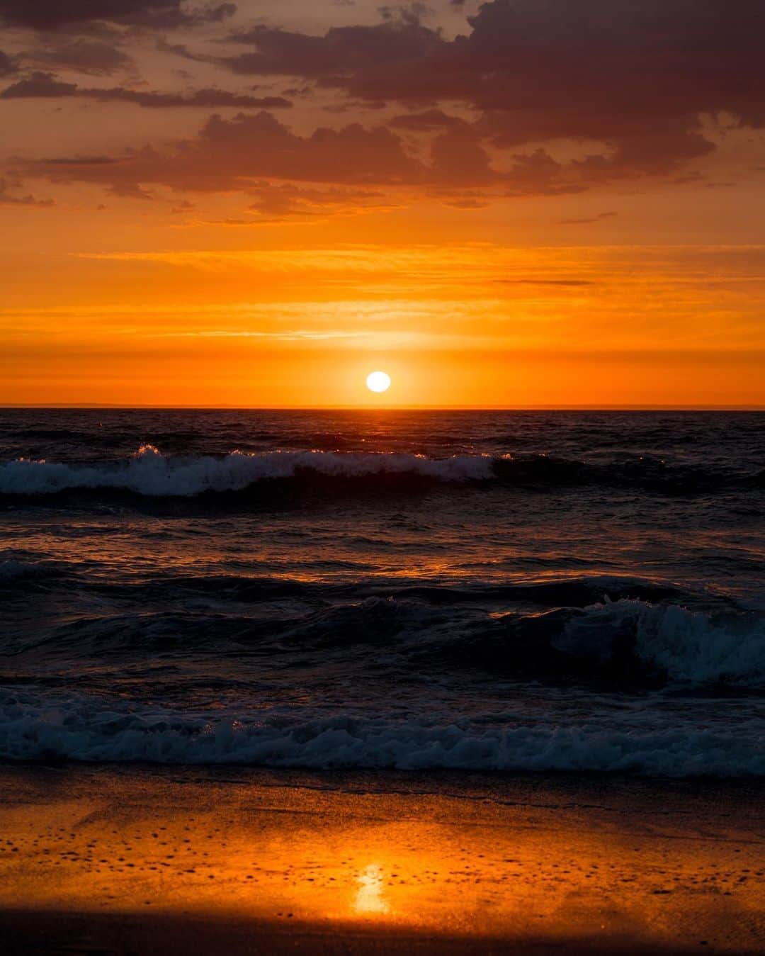 NICOLAS SIMOESのインスタグラム：「🌅 No words to describe this. #sunset #somewheremagazine」