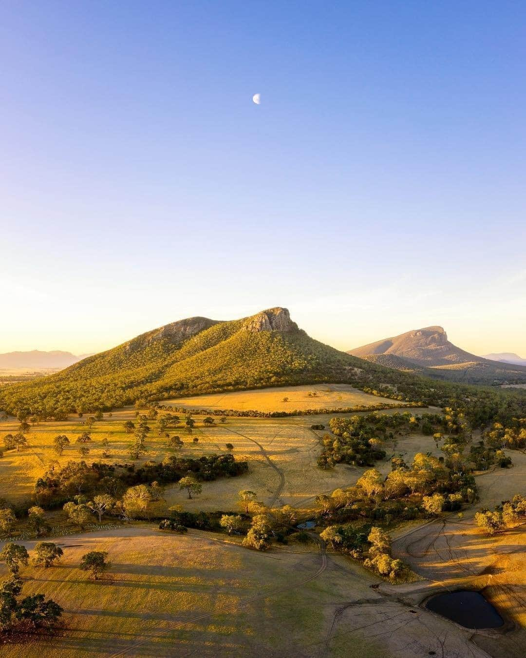 Australiaさんのインスタグラム写真 - (AustraliaInstagram)「Take a moment to soak up the serenity of the @thegrampians 💙 @craig_richards_photography captured this mesmerising shot when visiting this mountainous region of #Victoria which is around three hours' drive from @visitmelbourne. From hiking in the #GrampiansNationalPark to relaxing on blissful beaches, click the link in our bio to discover the Aussie destinations on top travel editors must-visit lists and start dreaming up your next adventure. #seeaustralia #grampians」8月30日 20時00分 - australia