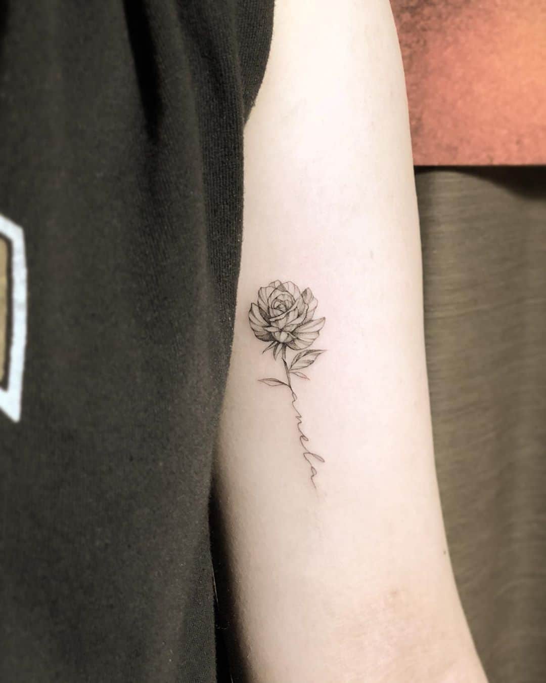 彫師美漸のインスタグラム：「Flower×lettering tattoo ・ #美漸レタリング　#美漸ガールズタトゥー　#刺青 #彫師 #美漸 #彫師美漸 #海老名 #中目黒 #タトゥー #東京タトゥー #tokyo #tattoo #art #fashion #bizenart #bizen #문신　#Bizentattoo  #tattooer #tattooist #tattooartist #tattooart #tattooshop #japanesetattoo」