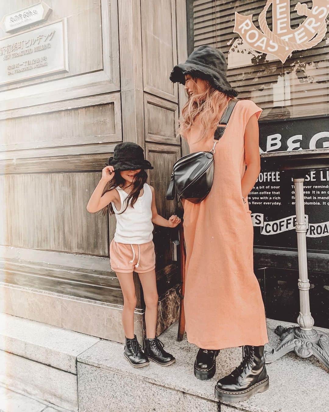 ✷kana✷のインスタグラム：「🍊🧡🍊🧡 . . 今夜21時〜ついに発売の @_maliraj_  のレディース！ りーのセットアップとお揃いカラーを 早速着ちゃった〜♡ ブーツ合わせでカジュアルダウンしてみた♡ きよがこだわって作った服を 親子で着れる日が来るなんて、、🥺 . オーガニックコットンの素材と 優しい色味が全カラー 可愛いのでぜひスタンバイだよ✔️💜💙💚 大好きなお店で久々にランチして 映画🎞良い休日でした〜 . . #maliraj  #organiccotton」