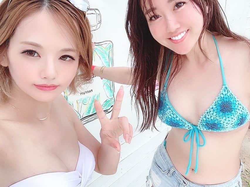 𝕟𝕒𝕞𝕚𝕔𝕙𝕒𝕟のインスタグラム：「何回もかわいいっていってくれるし﻿ にもつおもいだろ？ってもってくれるし﻿ 雲から差す光を見て、﻿ きれいだよっておしえてくれるし﻿ 映えそうな写真を、﻿ 自らカメラマンのようにとってくれるし﻿ 海入るの迷ってる子に、﻿ 泳げよそこに海があるんだから。﻿ っていってたし﻿ 大阪から九州まですぐに飛んでくるし﻿  ﻿ 美女のくせに男前なぴとちゃん😌﻿ かっこいいな。らびゅう💙💙﻿  ﻿ #夏 #海 #ビーチ #海の家 #summer #sea﻿ #beach #佐賀県 #唐津 #bbq #ジェット﻿ #ビキニ #水着 #バンドゥ #男前 #思い遣り」