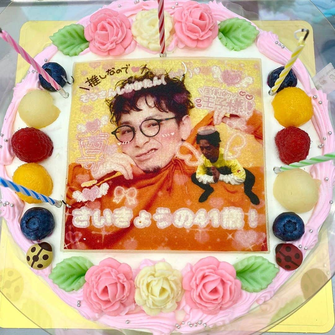 内田聡一郎さんのインスタグラム写真 - (内田聡一郎Instagram)「本日8/30。私、誕生日！ 今年で41歳になりました！ 41歳のテーマは 「健康第一！健康第二！健康第三！でもやりたい事は全部やる！」 です！ スタッフのみんなにも祝ってもらって嬉しかった✨ 自分にとっても 関わるみんなにとっても 41歳（良い）1年にするぞ！！✨  #LECO #lecotokyo #内田聡一郎 #誕生日 #8/30 #俺 #HBD #happybirthday  #ハッピーバースデー #41歳 #アラフォー #40代 #美容師」8月30日 20時05分 - soucuts