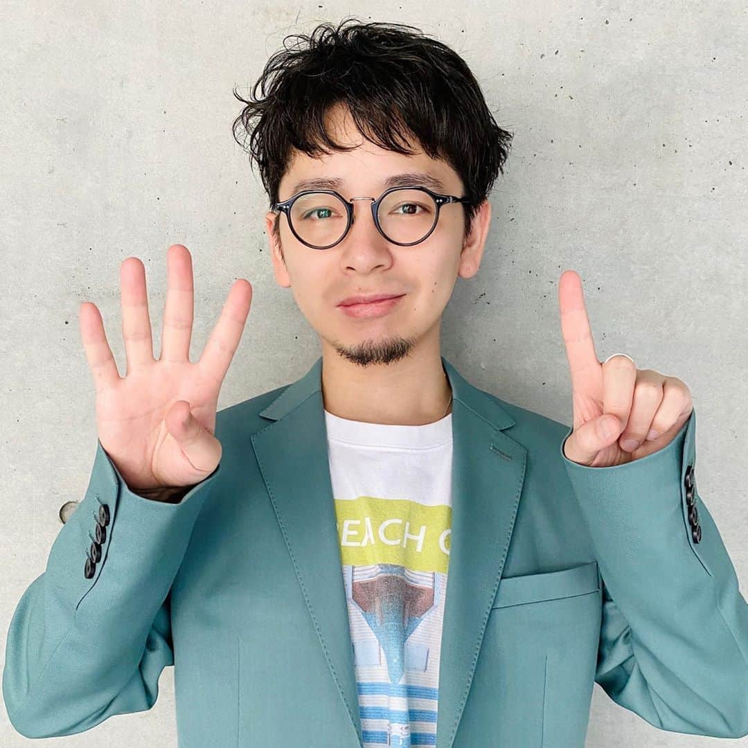 内田聡一郎さんのインスタグラム写真 - (内田聡一郎Instagram)「本日8/30。私、誕生日！ 今年で41歳になりました！ 41歳のテーマは 「健康第一！健康第二！健康第三！でもやりたい事は全部やる！」 です！ スタッフのみんなにも祝ってもらって嬉しかった✨ 自分にとっても 関わるみんなにとっても 41歳（良い）1年にするぞ！！✨  #LECO #lecotokyo #内田聡一郎 #誕生日 #8/30 #俺 #HBD #happybirthday  #ハッピーバースデー #41歳 #アラフォー #40代 #美容師」8月30日 20時05分 - soucuts