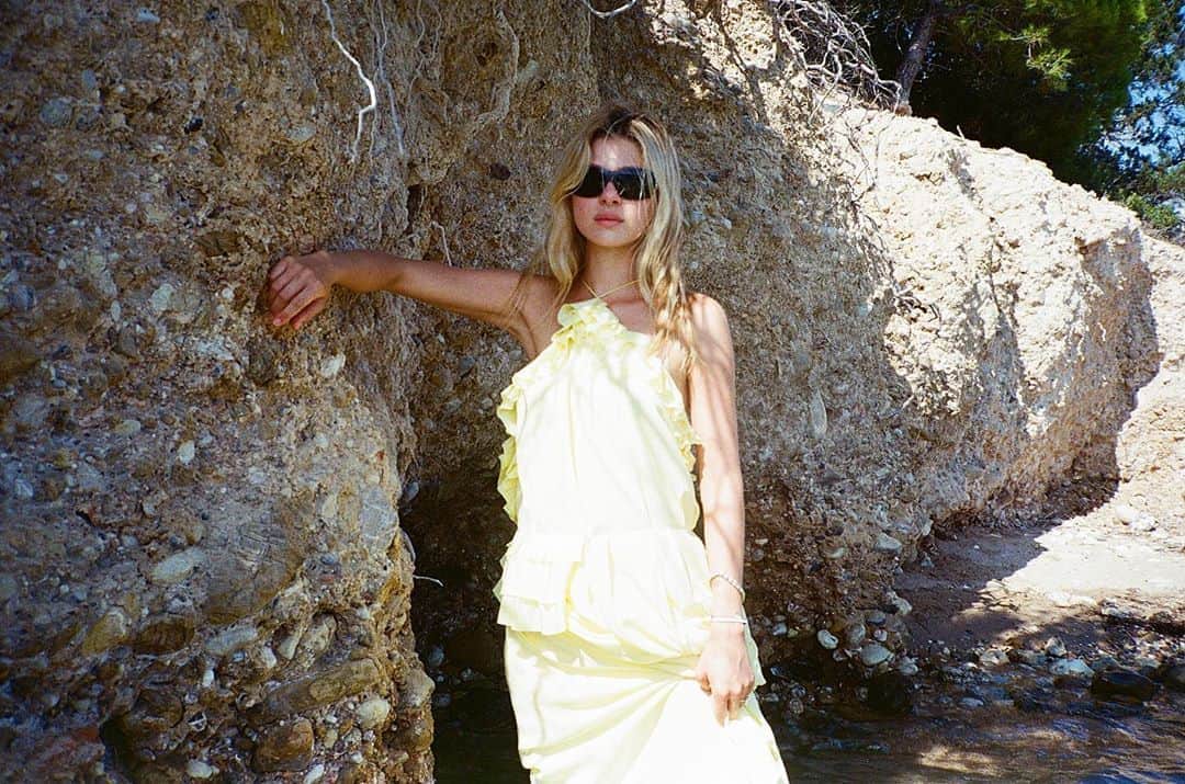 ニコラ・ペルツのインスタグラム：「i’ve lived in this dress all summer 🦦」