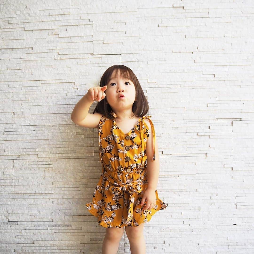 Kuboi Ayumiさんのインスタグラム写真 - (Kuboi AyumiInstagram)「「ママ、セミがないてるよ！」﻿ ﻿ 今日も暑かったですね。﻿ 家族で大きな公園で遊んでいたのですが、セミやら大きな蜂やらにぶつかられて﻿ 自然を感じてきました。﻿ ﻿ 娘たちはせっせといろんな虫を怖がらずにとって持ってきてくれるのですが﻿ 生きている大きな虫とか…私にとっては恐怖の時間でした（笑）﻿ ﻿ 私自身も小さい頃は虫が怖くなかったみたい。﻿ いつからこんなに怖くなっちゃったんだろう？？﻿ ﻿ ﻿ ■サロペット ﻿ 海外ベビー&キッズ服専門店 @lepshim.shop﻿ ﻿ ﻿ #赤ちゃんのいる暮らし #こどものいる暮らし #女の子ママと繋がりたい #インスタキッズ #キッズモデル #キッズコーデ #キッズファッション ﻿#summergirl﻿ #たまひよ　#はぐピク #ままのて #ハグマグ部活 #hugmugstylingbu」8月30日 20時05分 - himekagami
