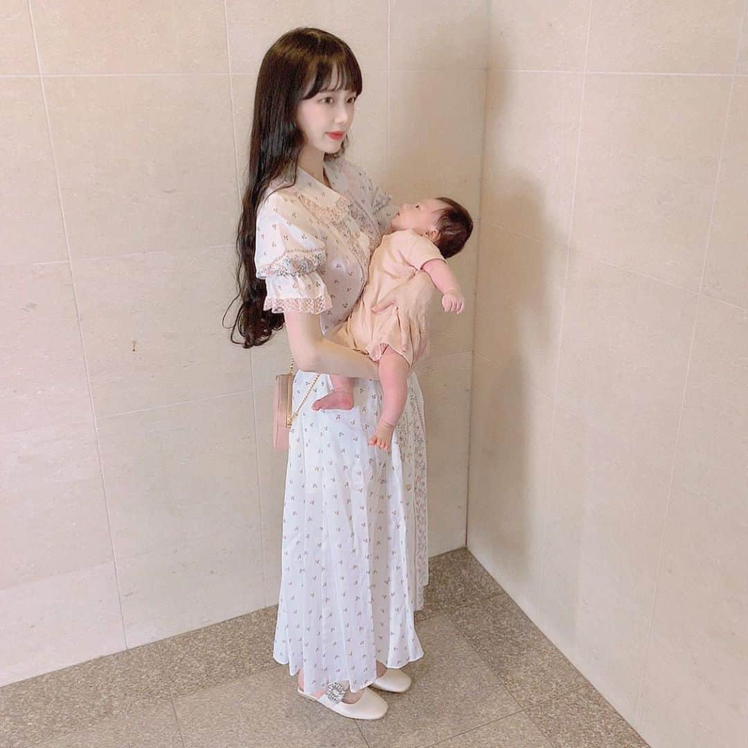 酒元麻衣（まいへー）のインスタグラム：「👶🏻との写真全然無くて 撮ってもらった💗💗 (なんかぎこちない🤣) . . 妊娠中に一目惚れして買った 50sのドレスやっと着れた😍♡」