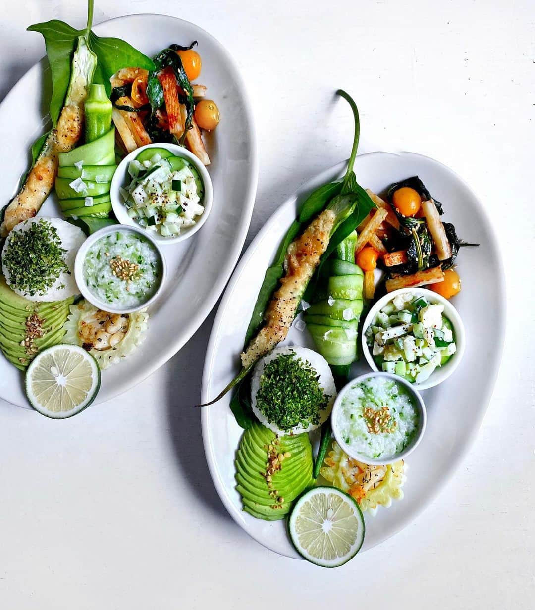 Chinamiさんのインスタグラム写真 - (ChinamiInstagram)「Those homemade veggie plates are an assortment of summer vegetables paired with a variety of flavorful. The green plate is always a big hit with my family. #vegetable #foodstagram #summerveggies  「夏野菜の盛り合わせプレート」 . もっともおすすめは、ズッキーニのお粥。お米、出汁、塩、水を鍋に入れてお粥を作ったところにごま油で炒めた微塵切りズッキーニを入れてまぜています。食べる前にニョクマムを少々かけました。 その他、アップルゴーヤの詰め物には、ふかしたじゃがいもと白茄子のホワイトソース、空芯菜の上に乗せたオクラのグリル焼きには、ペースト状にした焼きナスと豆乳を混ぜてハーブ塩で味付けしたものを詰めています。葉とうがらし(京唐菜)と山芋トマトのペペロン炒め、りんごきゅうりカリフラワーのサラダ、などなど。あと、写真は無いのですが、このとなりにパスタがスタンバっていました。 . 2枚目は、牛乳パックの小さな畑、その後の様子です。いろんな種類を植えておくと、盛り付けの際彩りをプラスしたいときなどとても便利です。 . #野菜 #自家栽培」8月30日 20時17分 - chinamiphoto