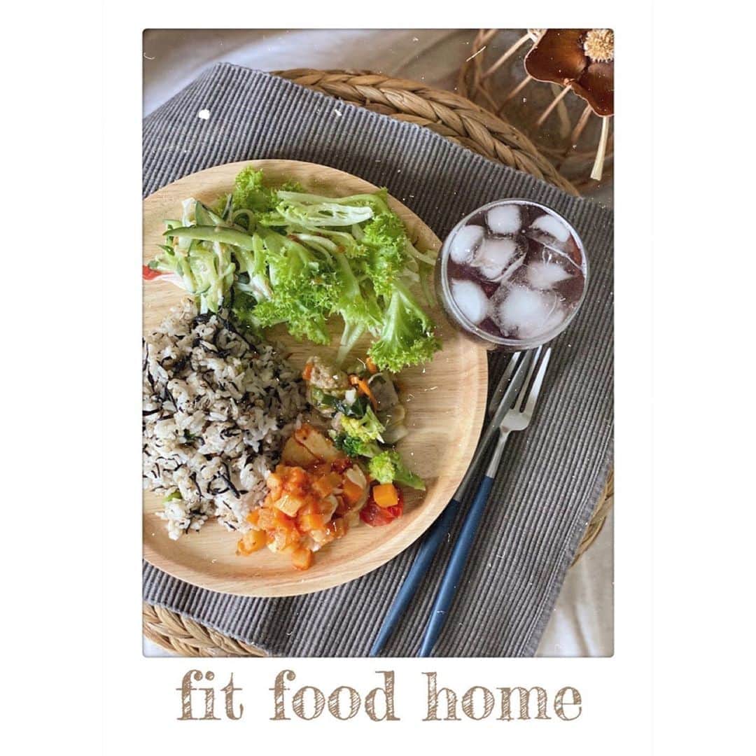 のインスタグラム：「🍽✨ . . バランスの良い食事を手軽に食べたい、という方へ…🛒💨 パッケージがお洒落で、中身もしっかり美味しい👩🏻‍🍳 国産素材、無農薬米 無添加調理、急速冷凍、こだわりの出汁… とことんシェフがこだわって作っている 『FIT FOOD HOME』🍴( @fitfood_home ) どっちもすぐ食べられて美味しくて 普段の食事に取り入れたい🍚 (サラダは自分でプラスしました🥗) . . #fitfoodhome#tavenal #柔らかもも肉の油淋鶏 #白身魚と野菜のマリナラソース煮 #十穀もち麦ご飯 #もち麦枝豆ご飯 #foodpic  #おうちじかん #お家時間 #ランチ#lunch #夕飯  #stayhome #instafood #おうち時間 #おうちじかん #クッキングラム #デリスタグラマー #instafood」