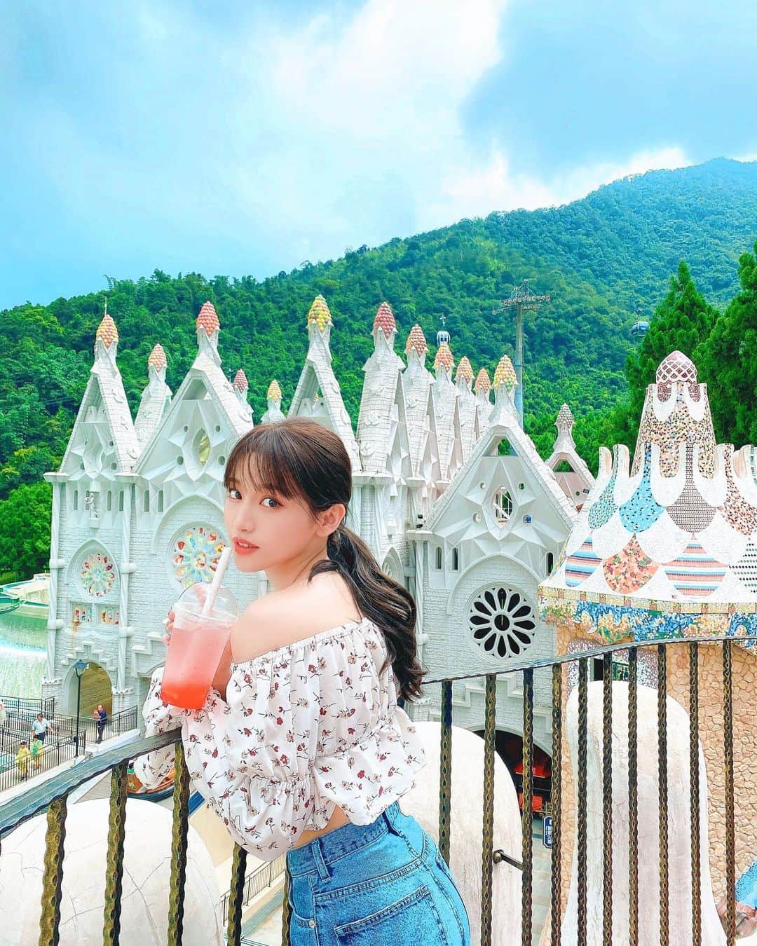 蔡瑞雪（Ruixue Tsai）さんのインスタグラム写真 - (蔡瑞雪（Ruixue Tsai）Instagram)「南投的美麗城堡💕🏰  "𝐑𝐞𝐦𝐞𝐦𝐛𝐞𝐫 𝐲𝐨𝐮’𝐫𝐞 𝐭𝐡𝐞 𝐨𝐧𝐞 𝐰𝐡𝐨 𝐜𝐚𝐧 𝐟𝐢𝐥𝐥 𝐭𝐡𝐞 𝐰𝐨𝐫𝐥𝐝 𝐰𝐢𝐭𝐡 𝐬𝐮𝐧𝐬𝐡𝐢𝐧𝐞."  — 𝐒𝐧𝐨𝐰 𝐖𝐡𝐢𝐭𝐞  記住，你可以讓世界充滿陽光👸🏻」8月30日 20時12分 - snowbabyq