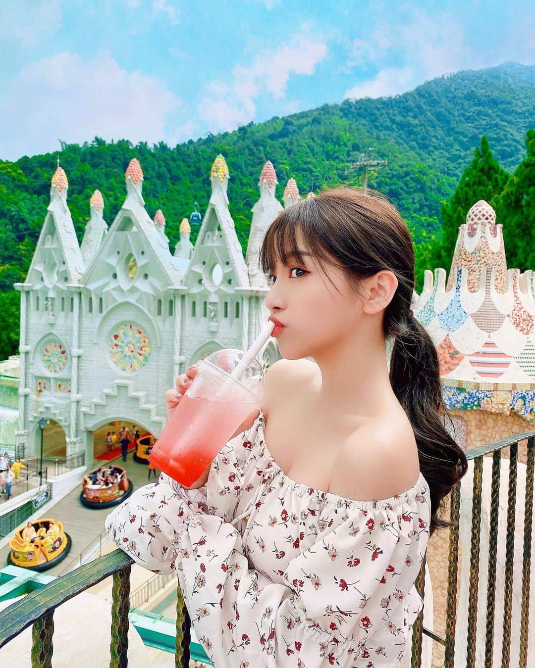 蔡瑞雪（Ruixue Tsai）さんのインスタグラム写真 - (蔡瑞雪（Ruixue Tsai）Instagram)「南投的美麗城堡💕🏰  "𝐑𝐞𝐦𝐞𝐦𝐛𝐞𝐫 𝐲𝐨𝐮’𝐫𝐞 𝐭𝐡𝐞 𝐨𝐧𝐞 𝐰𝐡𝐨 𝐜𝐚𝐧 𝐟𝐢𝐥𝐥 𝐭𝐡𝐞 𝐰𝐨𝐫𝐥𝐝 𝐰𝐢𝐭𝐡 𝐬𝐮𝐧𝐬𝐡𝐢𝐧𝐞."  — 𝐒𝐧𝐨𝐰 𝐖𝐡𝐢𝐭𝐞  記住，你可以讓世界充滿陽光👸🏻」8月30日 20時12分 - snowbabyq