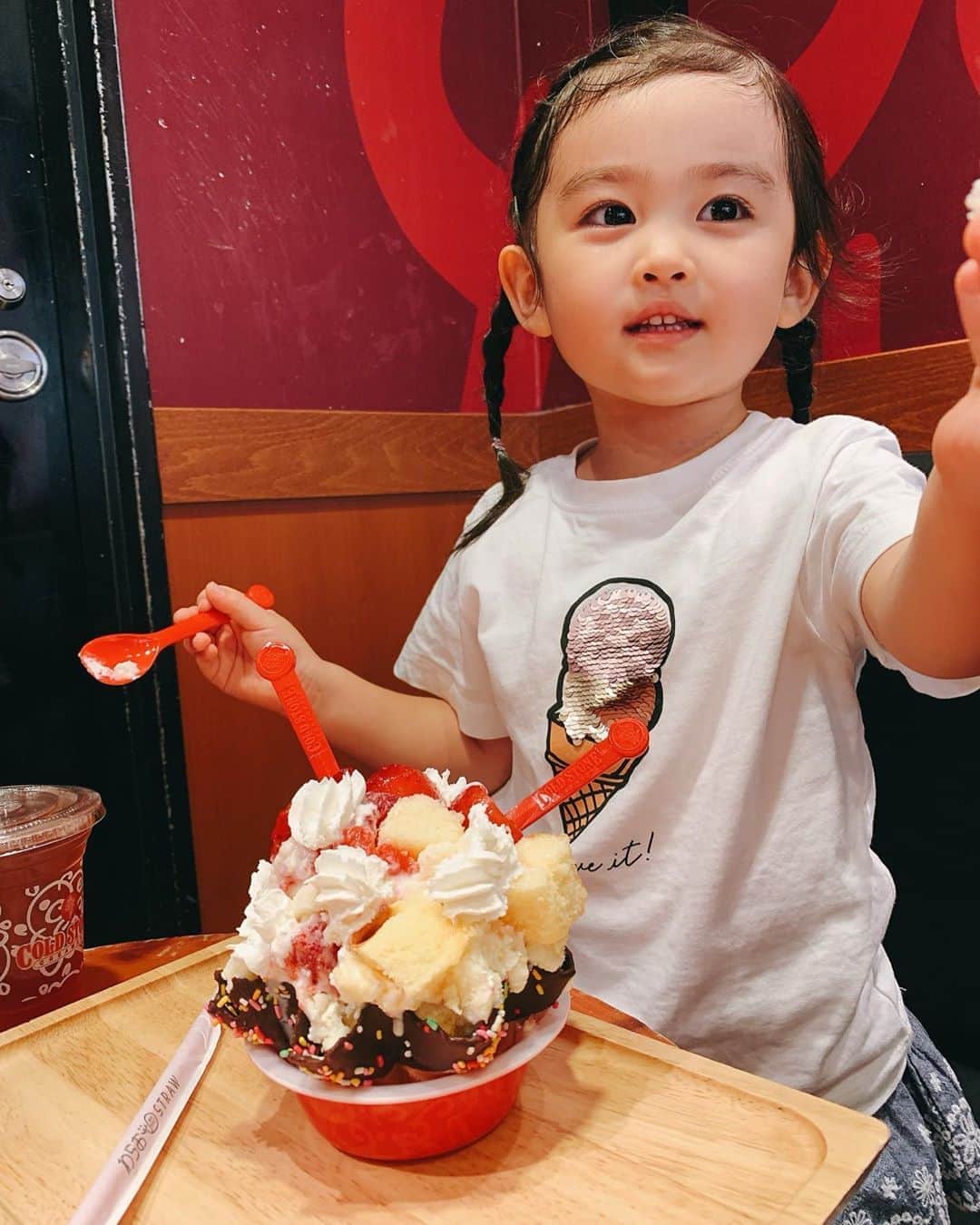 のインスタグラム：「. . ▶︎▶︎▶︎ 初めてのコールドストーン🍨 私も久しぶりに食べたけど美味しかった😋 . . #コールドストーン  #アイスクリーム #久しぶりで美味しかった #仲良し親子 #シングルマザー #シンママ #女の子ママ  #キッズコーデ  #gu  #guコーデ  #icecream #yummy #goodnight」