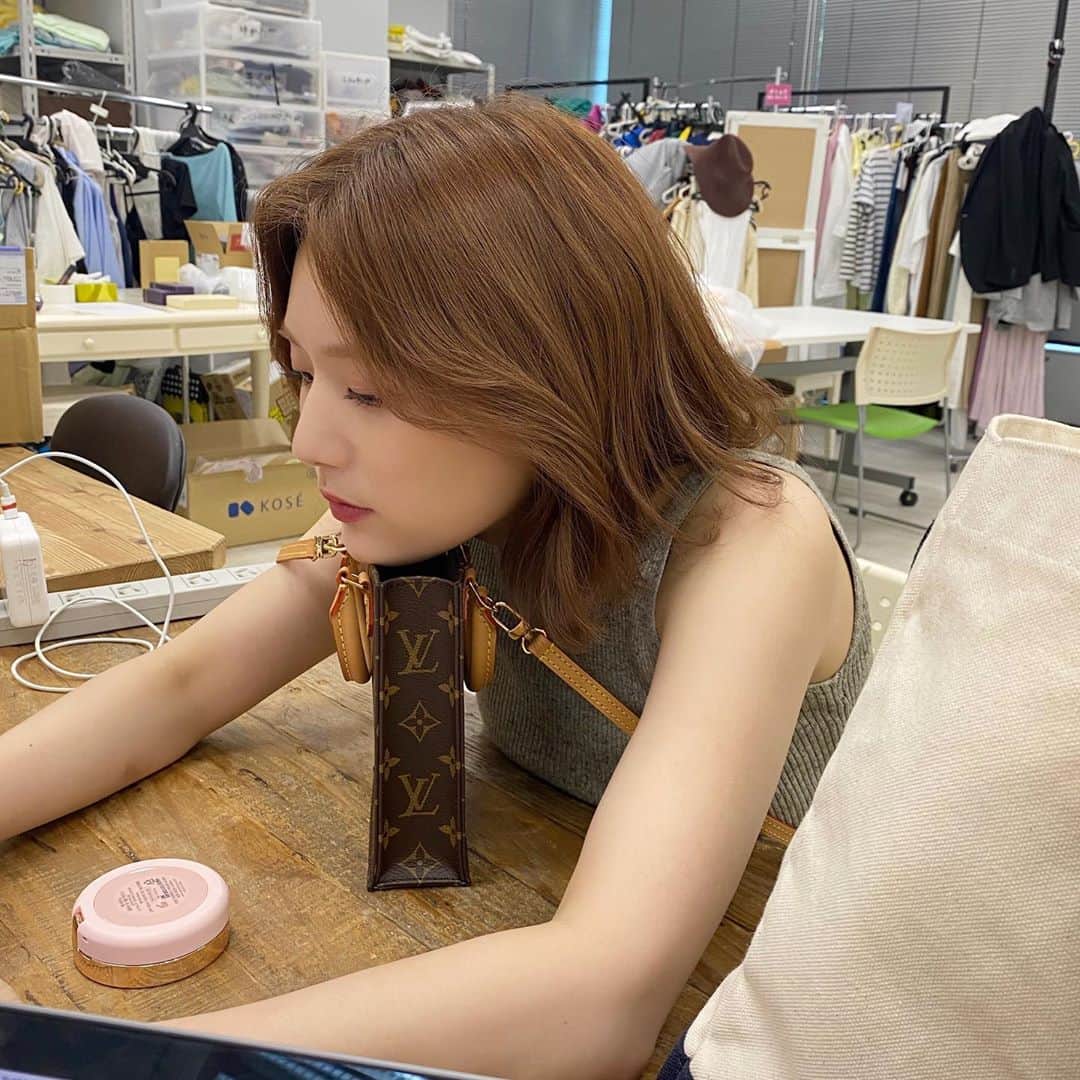 ひよんのインスタグラム：「🤳💓 ㅤㅤㅤㅤㅤㅤㅤㅤㅤㅤㅤㅤㅤ ストーリーにもTwitterにも載せた写真だけど、 フィードにも載せる🤭😂🥳 1枚目はマネージャーさんが撮ってくれたよ☺️ ㅤㅤㅤㅤㅤㅤㅤㅤㅤㅤㅤㅤㅤ 今日は @oliveyoung_japan で 新しく買ったコスメでメイクしたの❣️ 全部気に入って夜な夜なサイト見て決めてよかった☺️🧡 謎に徹夜してスキンケアとコスメ合わせて 6万円分くらい買ったよ！ コスメとスキンケア分けて紹介するから 動画配信楽しみにしててね😍💞 ㅤㅤㅤㅤㅤㅤㅤㅤㅤㅤㅤㅤㅤ #oliveyoung #cosmetics #newcosmetics #koreanmakeup #올리브영 #코스메틱 #메이크업 #희영 #한국메이크업 #オリーブヤング #オリーブヤング楽天市場店 #オリーブヤング購入品 #韓国コスメ #ひよん」