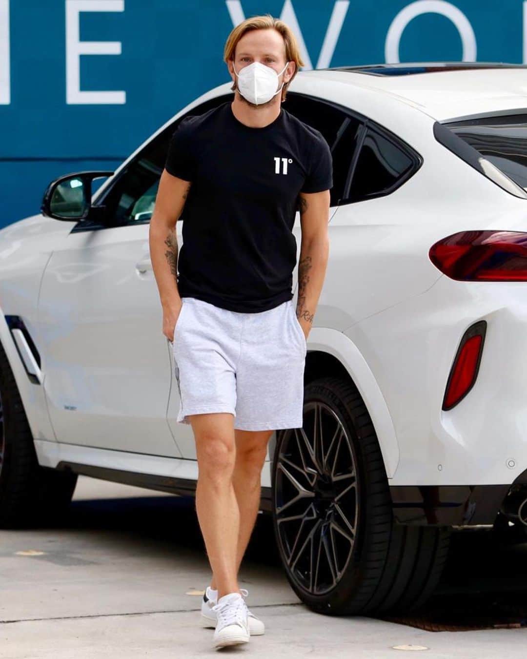 イヴァン・ラキティッチのインスタグラム：「😷😷😷 #ivanrakitic」