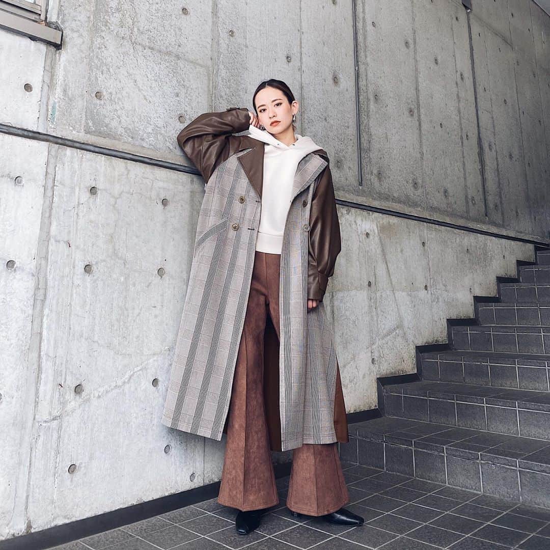 関本香里さんのインスタグラム写真 - (関本香里Instagram)「ㅤㅤㅤ ☑︎マテリアルMIXトレンチコート この秋イチオシのトレンチコート。 いろんな素材がMIXされたデザインは MURUAならでは。 後ろ見頃はサテン素材でフェミニンさも プラスしてくれるので かっこよくも、女性らしくも着用頂けます❤️ #murua」8月30日 20時22分 - kaori_sekimoto_